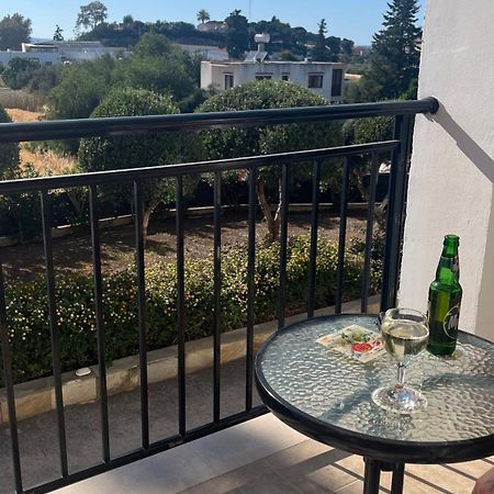 Apartment Oasis Polis Bagian luar foto