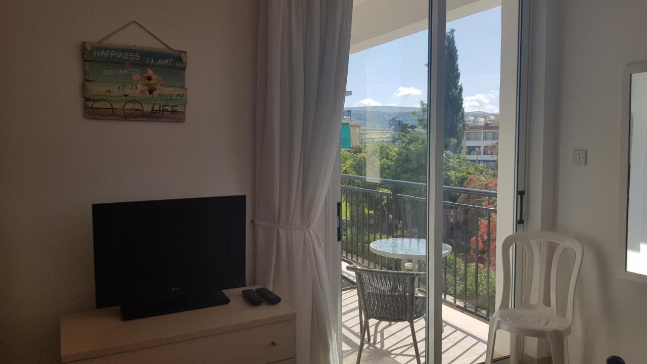 Apartment Oasis Polis Bagian luar foto